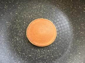 再继续小火煎制1分钟左右面饼就熟啦！