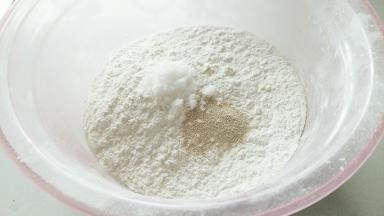 面粉中加入发酵粉砂糖拌匀。