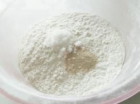 面粉中加入发酵粉砂糖拌匀。