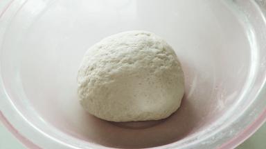 加入清水揉成略微有点软的面团，盖上保鲜膜进行发酵。