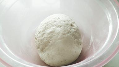 揉至油吸收，盖上保鲜膜进行醒发。