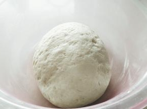揉至油吸收，盖上保鲜膜进行醒发。
