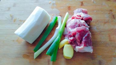 醒发面团的时候准备馅料。