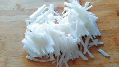 白萝卜擦丝，用蒸锅蒸3分钟，然后剁碎。