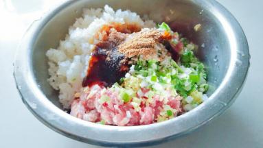 猪肉剁肉糜，加入生抽，蚝油，葱，姜末，味精，盐，半勺油，萝卜碎。