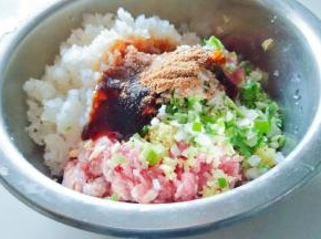 猪肉剁肉糜，加入生抽，蚝油，葱，姜末，味精，盐，半勺油，萝卜碎。