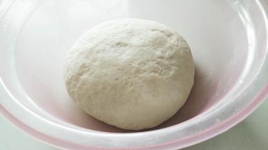 面团醒发后略微揉一下。