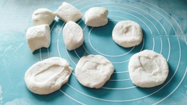 取出面团，搓成长条，切成等量的剂子。