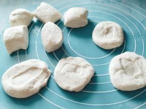 取出面团，搓成长条，切成等量的剂子。