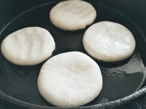 平底锅刷一层，直接放入包子按扁。