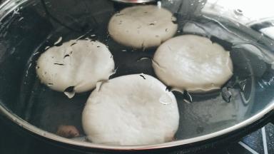 盖上锅盖，保持水分，小火烙。