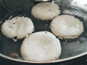 盖上锅盖，保持水分，小火烙。