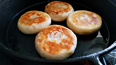 烙至两面成金黄色即可出锅。