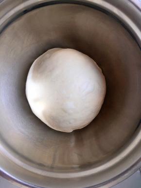 主面团除黄油外所有的材料混合，包括波兰种，揉成面团后加入黄油，揉至完全扩展阶段