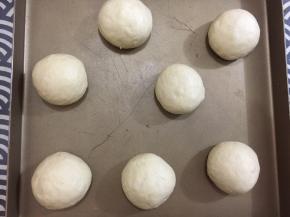 再次揉圆，放入烤盘进行二次发酵。请忽略我布满划痕的烤盘