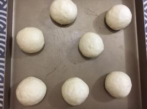 再次揉圆，放入烤盘进行二次发酵。请忽略我布满划痕的烤盘