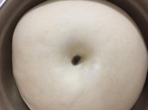 温暖处发酵，体积明显增大，中间戳洞不回缩即可