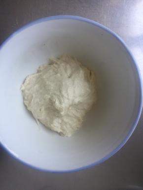 混合成没有干粉相对的稀面团，盖保鲜膜在温暖处发酵