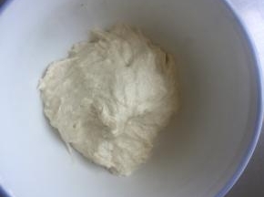 混合成没有干粉相对的稀面团，盖保鲜膜在温暖处发酵
