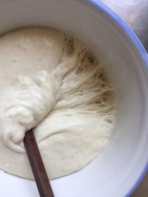 体积明显增大，并有丰富的蜂窝组织说明发酵完成