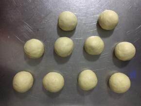 排气，分割成适量大小的面团。我分成10个。揉圆后盖保鲜膜松弛10分钟