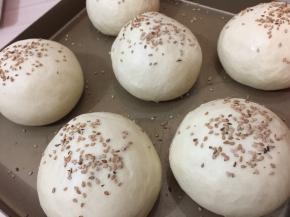 二发结束完成，表面喷少许水，撒上白芝麻。我这个白芝麻是自家种的，所以跟黑芝麻有些串了