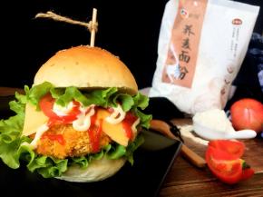 切开汉堡胚，依次放入生菜、鸡腿、干酪片、西红柿，再挤上沙拉酱，完美的汉堡可以享用啦