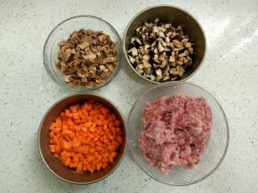 提前一晚泡发笋干，笋干先用水煮熟，切丁；冬菇，胡萝卜切丁，前腿肉打成肉糜。