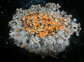 热锅冷油放入肉糜，中小火炒到变色，加入笋丁，加入盐，翻炒约1分钟，再加入冬菇胡萝卜，翻炒均匀，加入所有调味料，翻炒均匀出锅放凉。