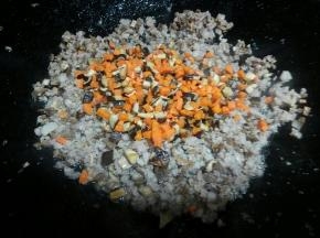 热锅冷油放入肉糜，中小火炒到变色，加入笋丁，加入盐，翻炒约1分钟，再加入冬菇胡萝卜，翻炒均匀，加入所有调味料，翻炒均匀出锅放凉。