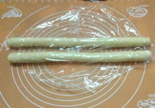 醒发好的面团平均分成两份，揉成长条，盖保鲜膜醒10分钟。