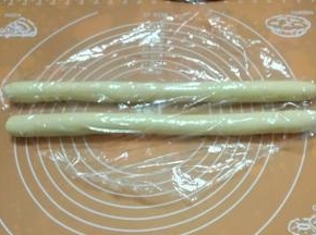 醒发好的面团平均分成两份，揉成长条，盖保鲜膜醒10分钟。