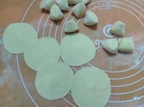 切成约10克的剂子，擀成中间稍厚的圆片。