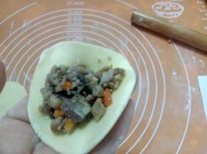 包入馅料，做成自己喜欢的形状。我最喜欢大肚饺。