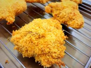 准备好提前烤好的鸡腿肉。我不是很喜欢油炸的，喜欢油炸的可以炸一下也好吃