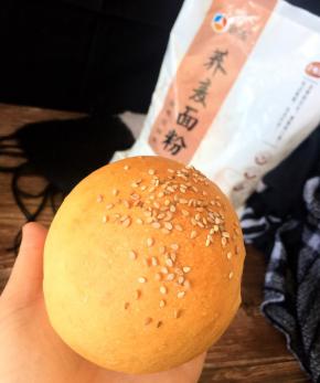 入烤箱中下层，180度烤18分钟。我这是晚上做的，灯光下颜色偏黄些