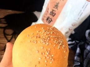 入烤箱中下层，180度烤18分钟。我这是晚上做的，灯光下颜色偏黄些
