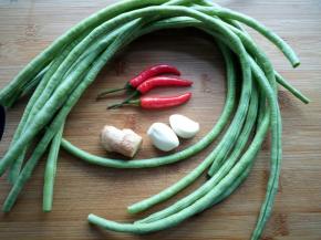 将所需食材洗净备用。