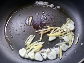 爆炒出香味。