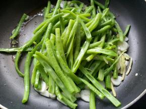 放入焯水的豆角，翻炒均匀。