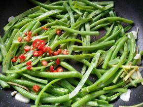放入小米椒，继续翻炒。