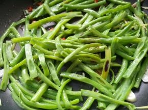 放一勺李锦记天成一味特级鲜酱油。