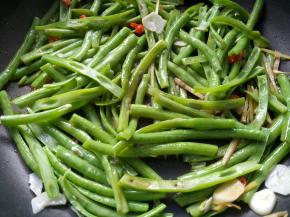 放入一勺鲜鸡汁，翻炒均匀。