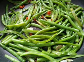 加少量的盐，翻炒均匀。