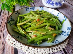 一道味美鲜香的鲜辣豆角制作完成。