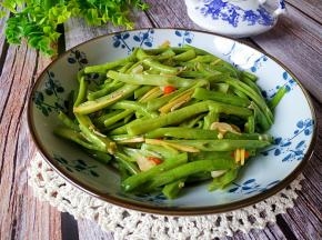 一道味美鲜香的鲜辣豆角制作完成。