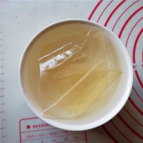 吉利丁片放入冷水中浸泡。