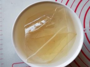 吉利丁片放入冷水中浸泡。