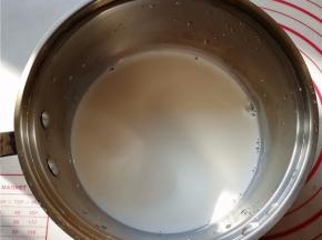 牛奶倒入奶锅中，加热至80度，然后晾凉至温热（30度)。