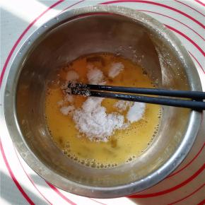 鸡蛋打入盆中，加入30克白糖，搅打均匀至蛋液发泡。